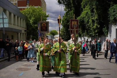 Крестный ход в центре Москвы на Троицу