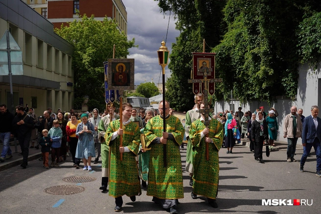 В Москве прошел крестный ход на день Святой Троицы | Источник: Артём Рамазани-Зубов / MSK1.RU