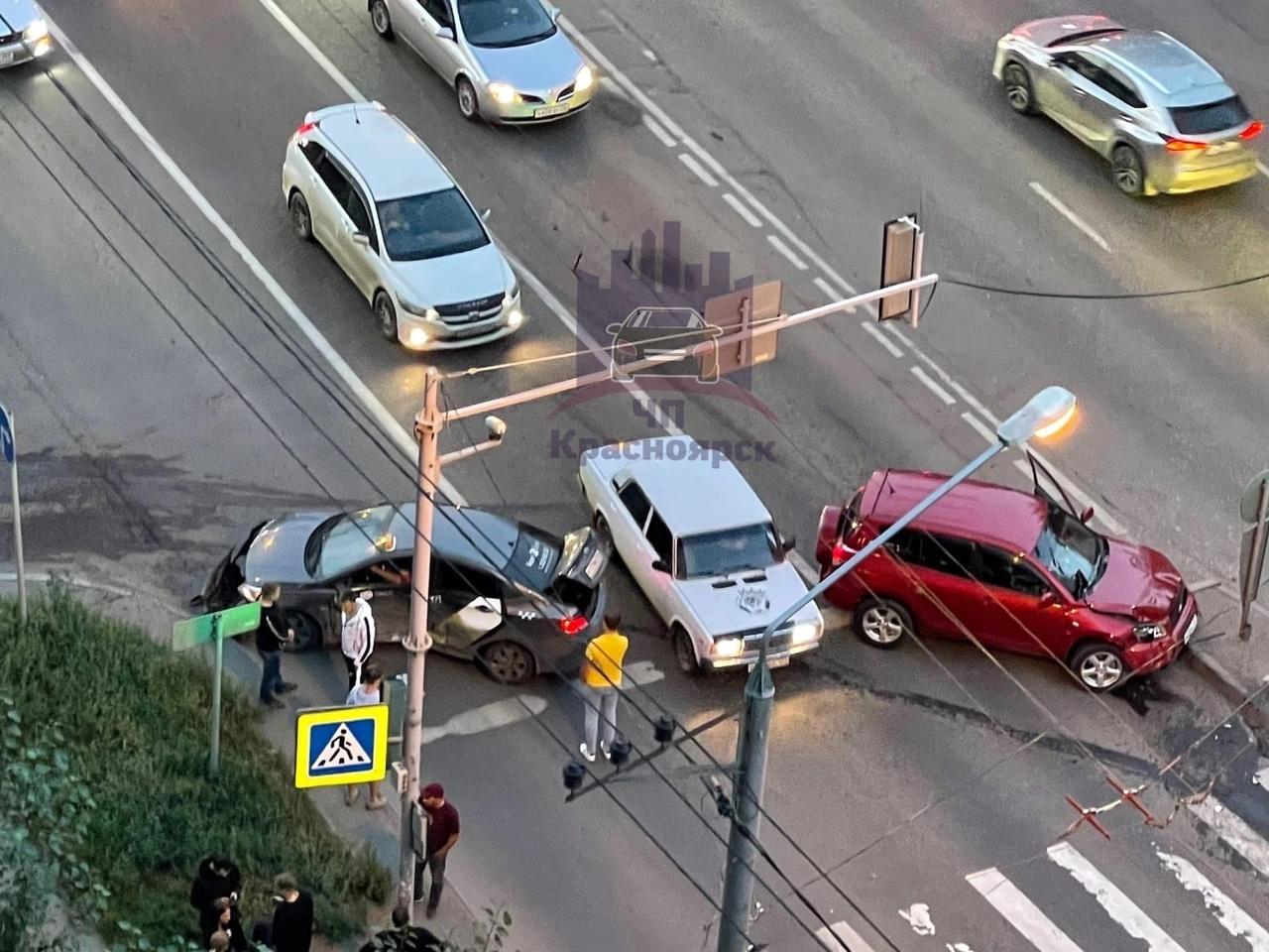 Какая авария случилась на улице Калинина в Красноярске вечером 6 августа  2022 г. - 7 августа 2022 - НГС24.ру