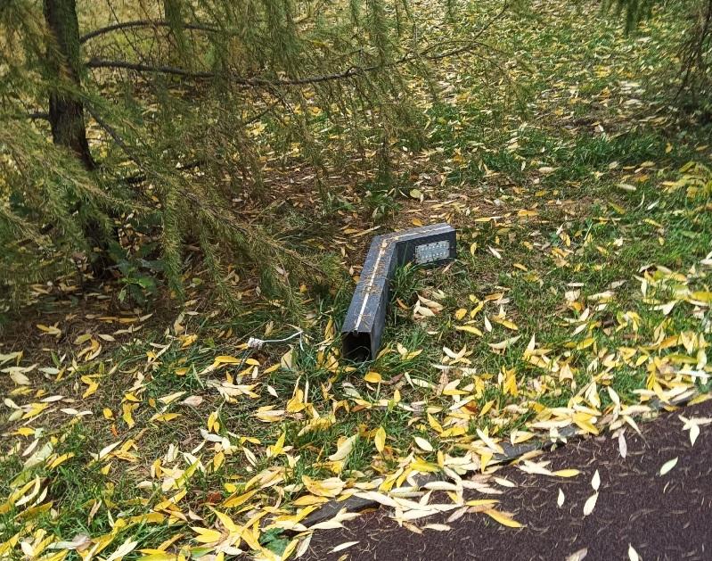«Половина светильников сломана»: в сквере «Юбилейный» орудуют вандалы