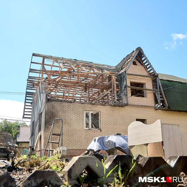 Половина крыши дома разрушена, а стена чердака опасно наклонилась | Источник: Дмитрий Толстошеев / MSK1.RU