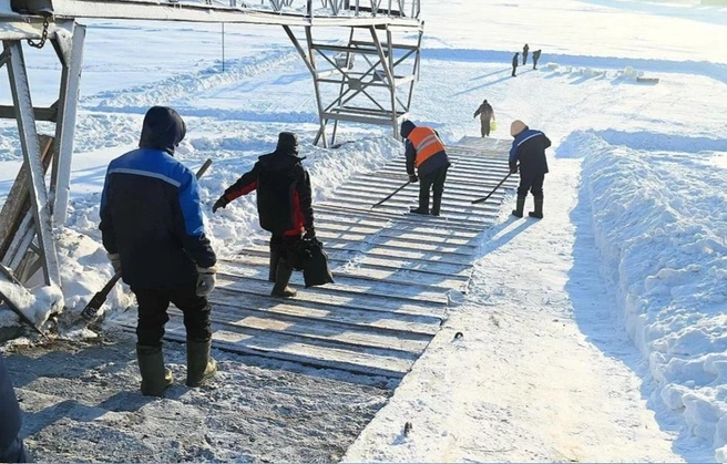 На реке обустроили мостки для удобного прохода к воде | Источник: пресс-служба администрации Барнаула