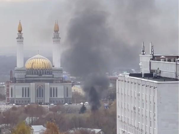 Жители Уфы заметили столб дыма в центре города — узнали, что произошло