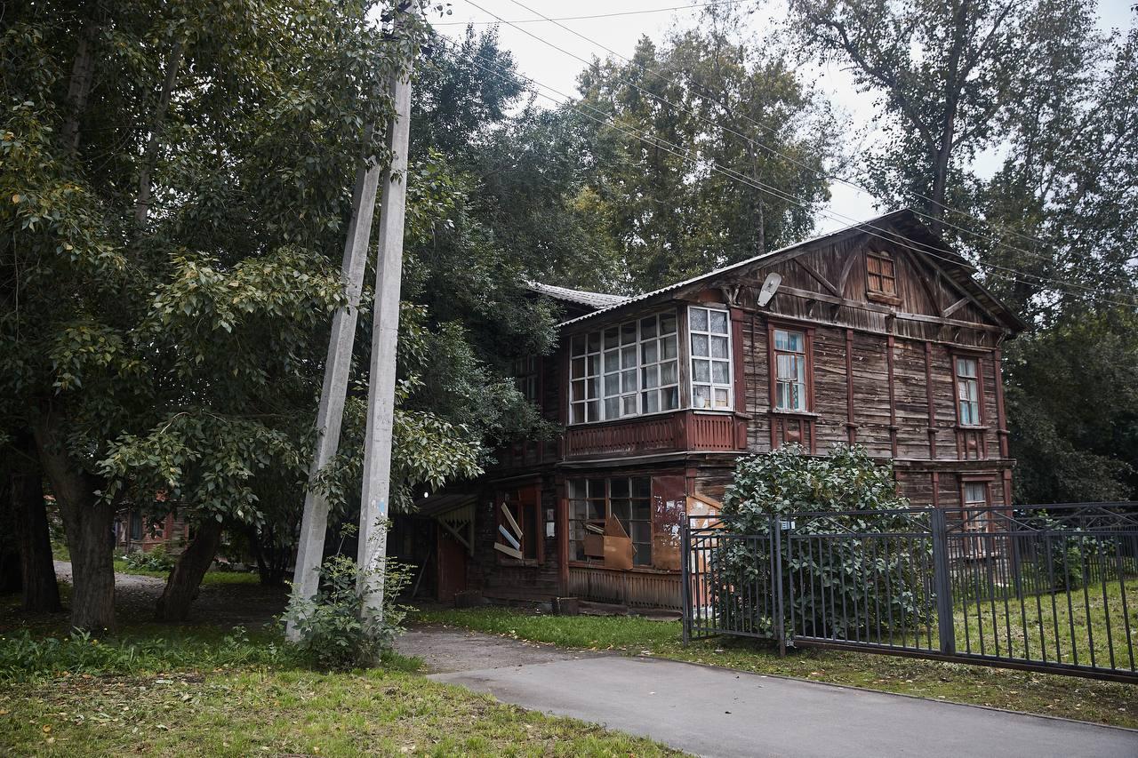 «Нас выгоняют на улицу»: новосибирцы не могут переехать из рассыпающегося дома — пока идут суды, их соседями стали маргиналы