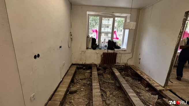 В итоге пришлось вскрывать полы и просушивать квартиру | Источник: читатель 74.RU
