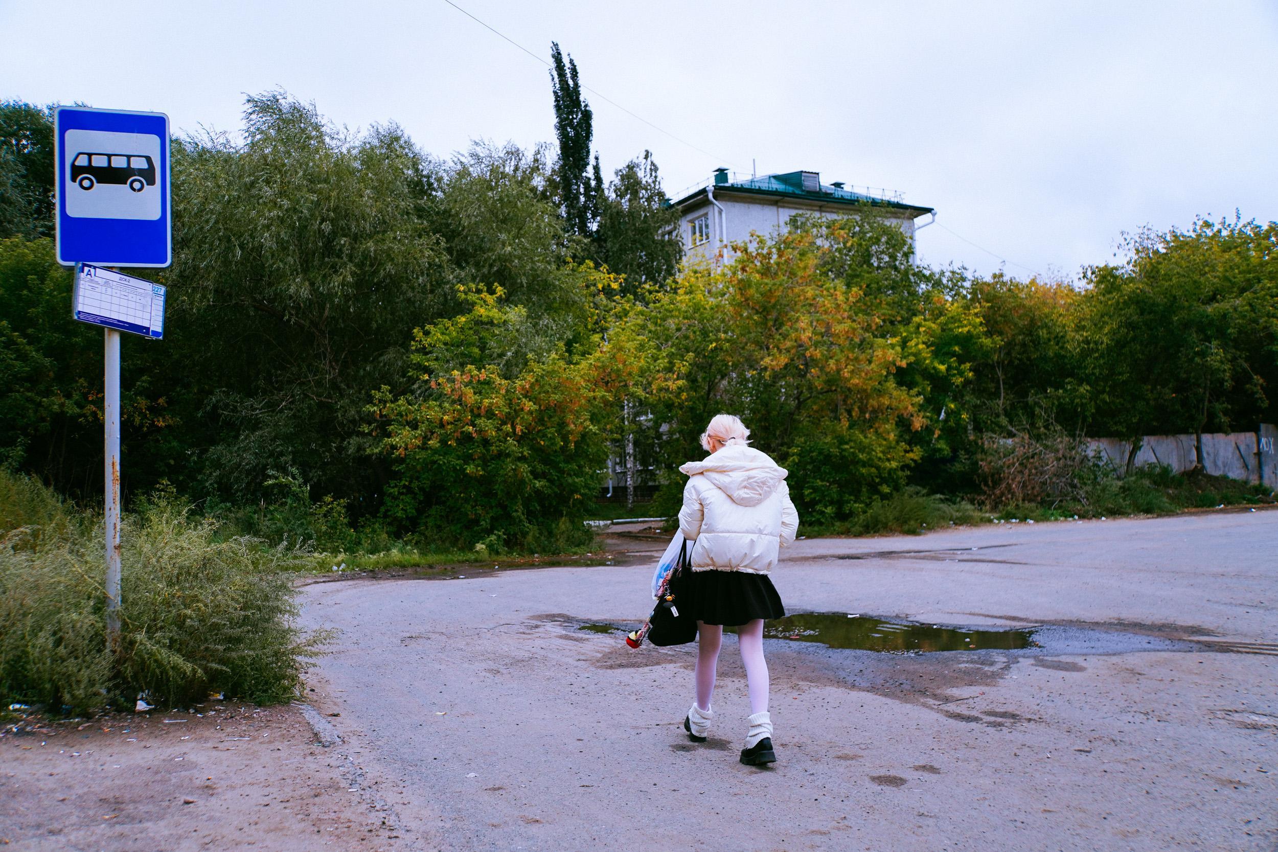 «Завел, заставил раздеться». В Екатеринбурге ищут насильника с татуировками на пальцах