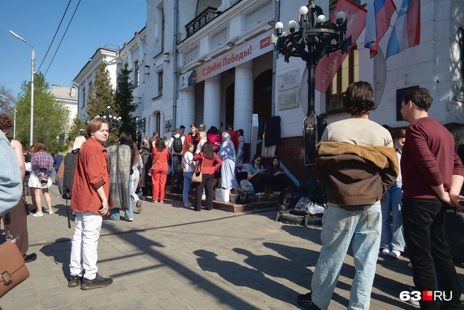 Перед ДК к 9:30 собрались 250 человек, и кандидаты продолжали прибывать в течение дня  | Источник: Роман Данилкин / 63.RU 