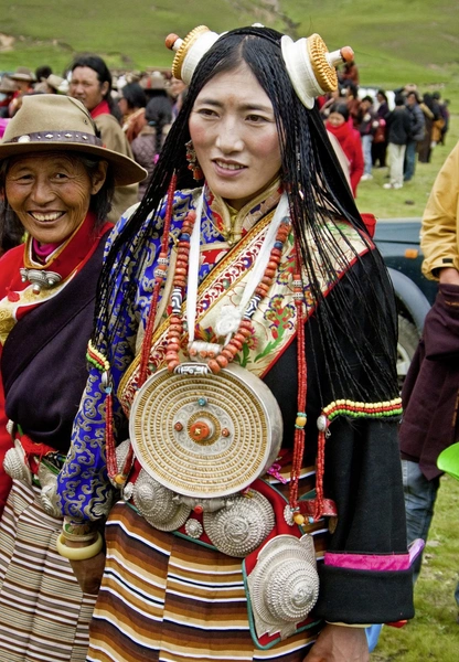 Молодая женщина в украшенной чубе | Источник: Antoine Taveneaux, CC BY-SA 3.0, via Wikimedia Commons