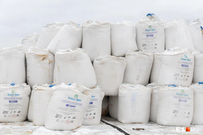 Запасы противогололедных материалов исчисляются тысячами тонн | Источник: Владислав Лоншаков / E1.RU