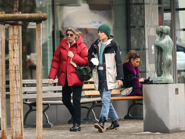 Фото №1 - Принцессы Монако одеваются очень комфортно: Каролина и Шарлотта Казираги на шопинге в Швейцарии
