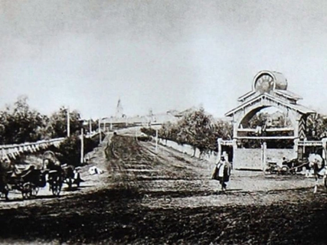 Ворота в Любину рощу | Источник: omsk.land