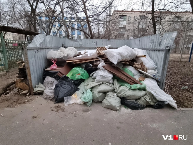 Так эта площадка для отходов выглядела еще в декабре прошлого года | Источник: Константин Завриков / V1.RU