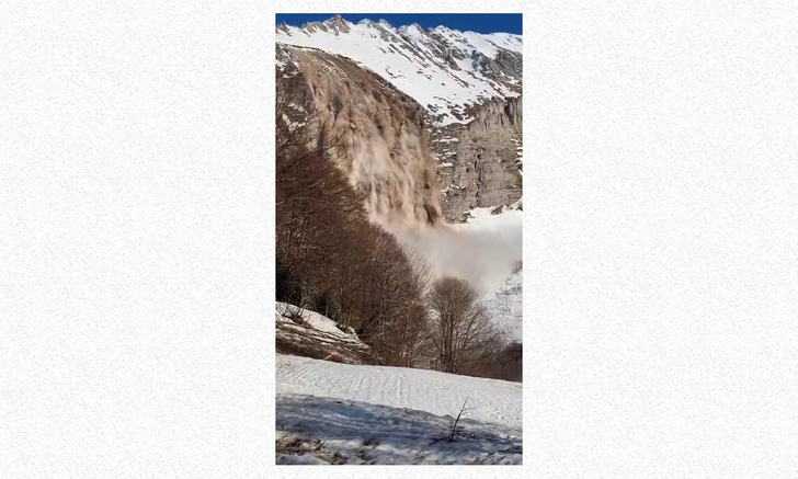 Такое бывает раз в 100 лет. Опубликованы кадры схода гигантской лавины с горы Фишт на Кавказе