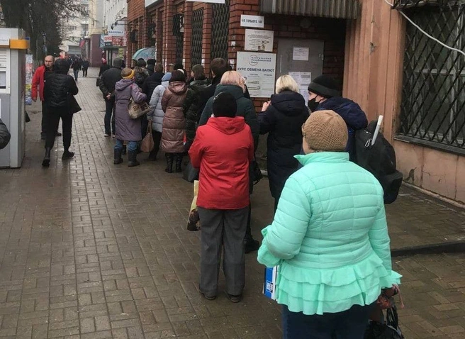 В Донецке скопились очереди к банкоматам и на АЗС | 62.ru