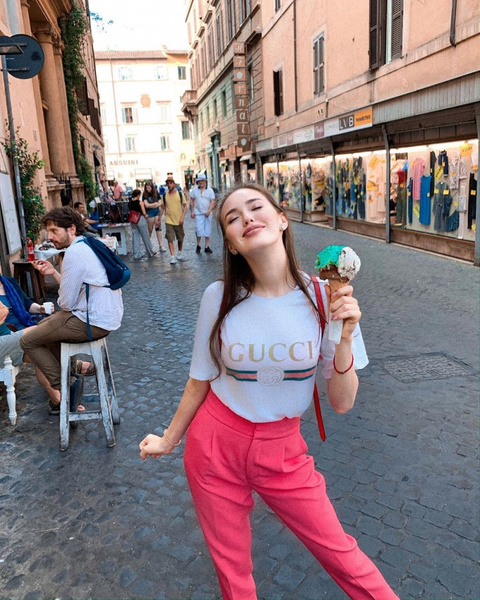 «Я пожадничала»: Анастасия Тарасова объедается мороженым в Италии, не щадя фигуру