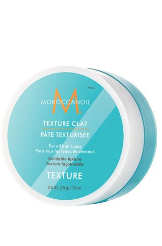 Глина для стайлинга разделяет и скульптурирует пряди для создания естественных образов.