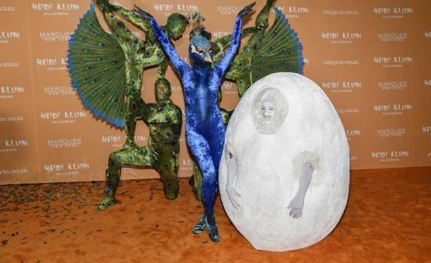 На Хайди можно разглядеть бархатные носки с перьями