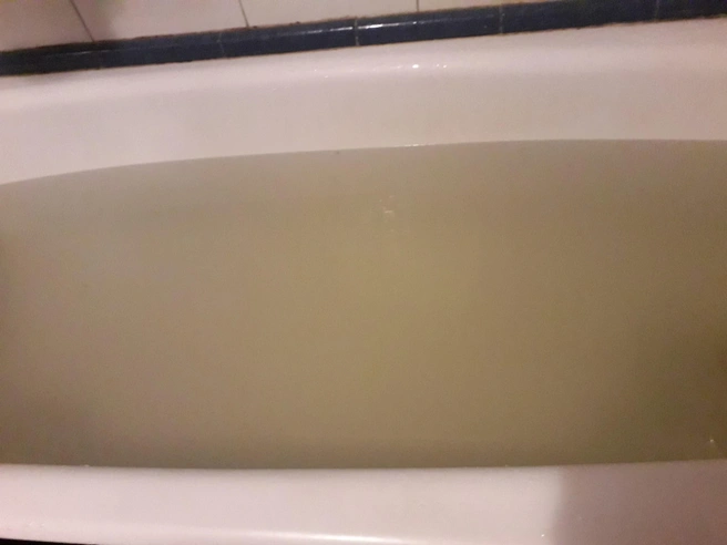 Кому-то повезло больше, и вода из-под крана идет более светлая. Но можно ли пить такую? | Источник: Ирина Горина / magnitkacity / Vk.com