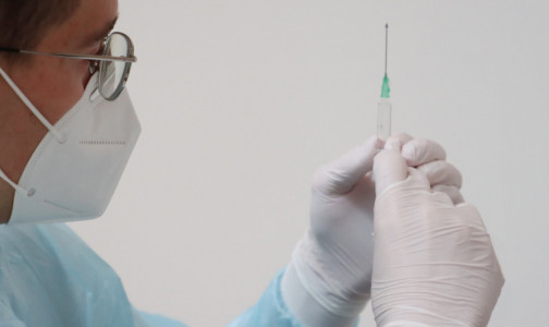 В России могут ввести обязательную вакцинацию "в интересах государства", заявил Дмитрий Медведев