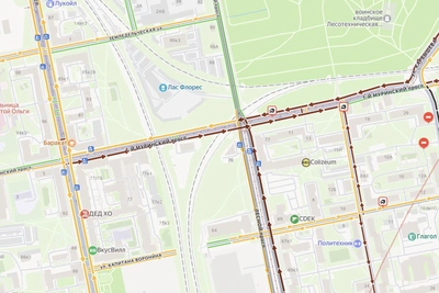 Tram derails in St. Petersburg, striking Range Rover