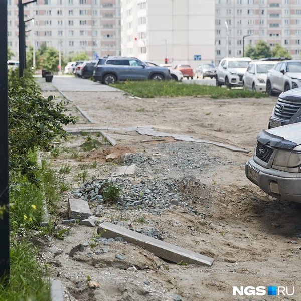 Парковаться автомобилистам приходится на земле, где во время дождя образуется грязь | Источник: Александр Ощепков / NGS.RU