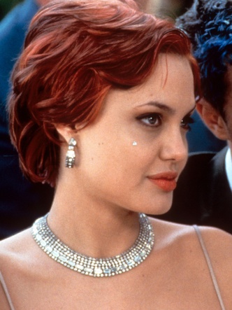 Углы Джоли: как получить идеальный овал лица самой красивой актрисы Голливуда (и сколько это стоит)