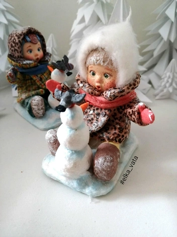 Удивленные дети со снегирями | Источник: «ELKA_VATA» Авторская елочная игрушка / Vk.com