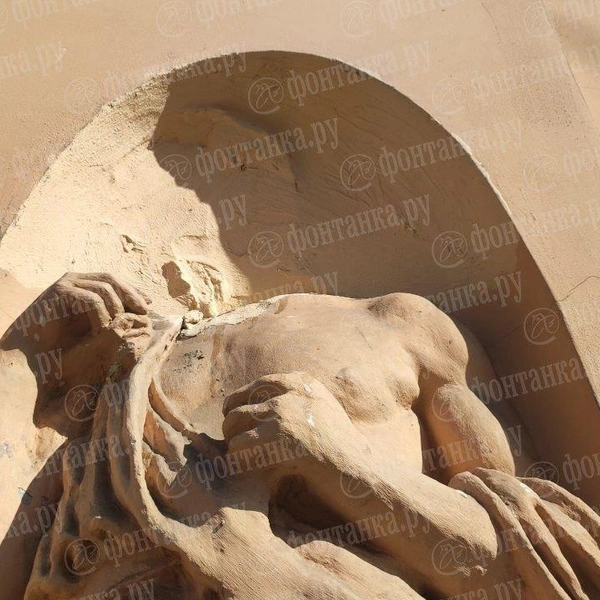 Статуя Диониса на Пушкарской осталась без пластилиновой головы | Источник: Любовь Хмелевская / «Фонтанка.ру»