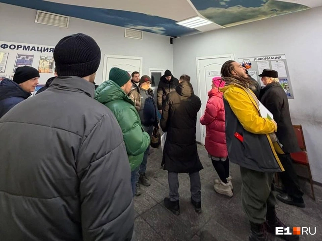 Гораздо быстрее сегодня происходит процедура регистрации автомобилей (там автовладельцы тратят не более часа времени) | Источник: читатель E1.RU