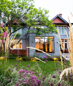 Современный дом и сад в пригороде Мельбурна