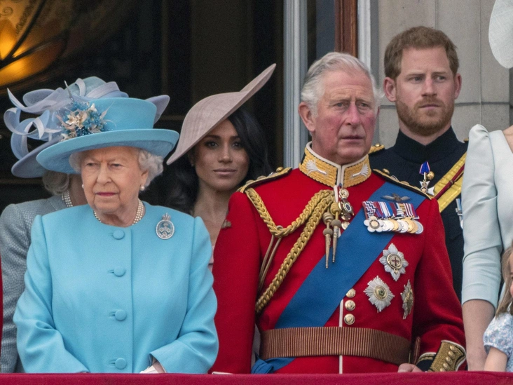 Елизавета II, принц Чарльз, герцог и герцогиня Сассекские на балконе Букингемского дворца во время Trooping the Colour, 9 июня 2018