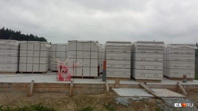 На участке у многодетной семьи из Екатеринбурга вместо дома уже давно стоят блоки, а сами они ютятся вшестером в однушке | Источник: читательница E1.RU