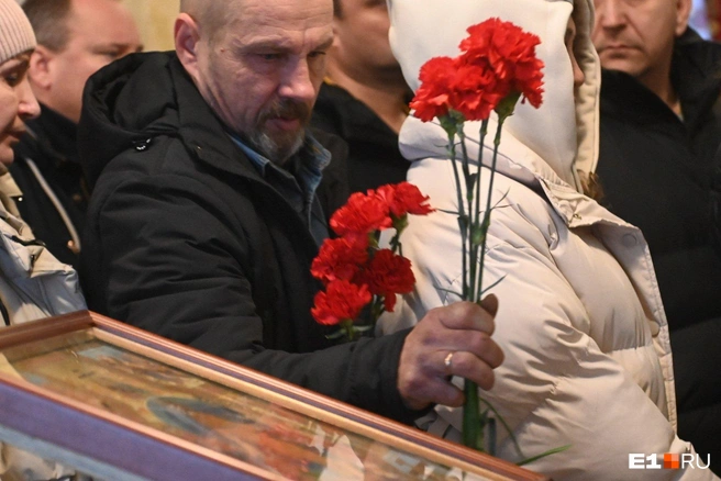 Почти все скорбящие пришли с цветами | Источник: Дмитрий Емельянов / E1.RU