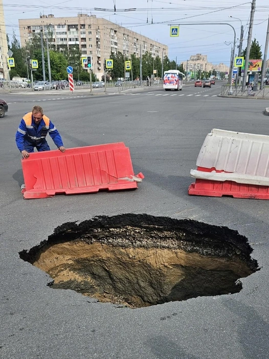 Дыра зияет на проспекте Просвещения. Очевидцы говорят о нескольких метрах | Источник: ДТП и ЧП | Санкт-Петербург | Питер Онлайн | СПб / «ВКонтакте»