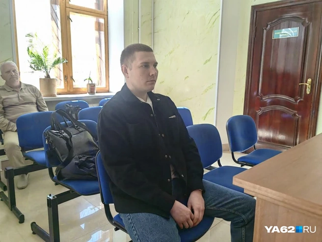 Глава управляющей компании слушает гособвинителя | Источник: Кристина Мельникова / YA62.RU