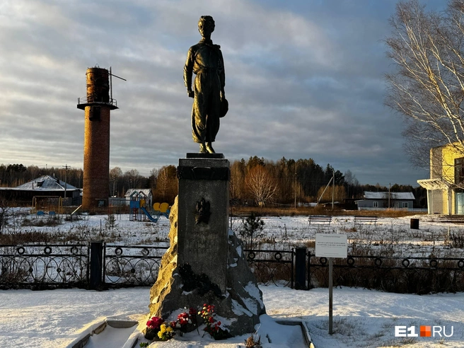 В центре деревни — детская могила с памятником | Источник: Елена Панкратьева / E1.RU
