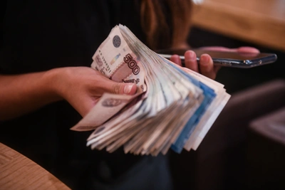 В Екатеринбурге ищут женщину в голубой шубе для возврата денег