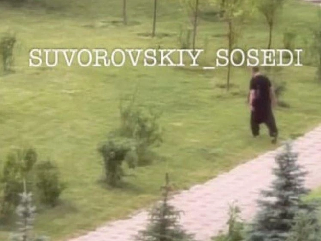 Неизвестный мужчина на детской площадке | Источник: suvorovskiy_sosedi / Telegram
