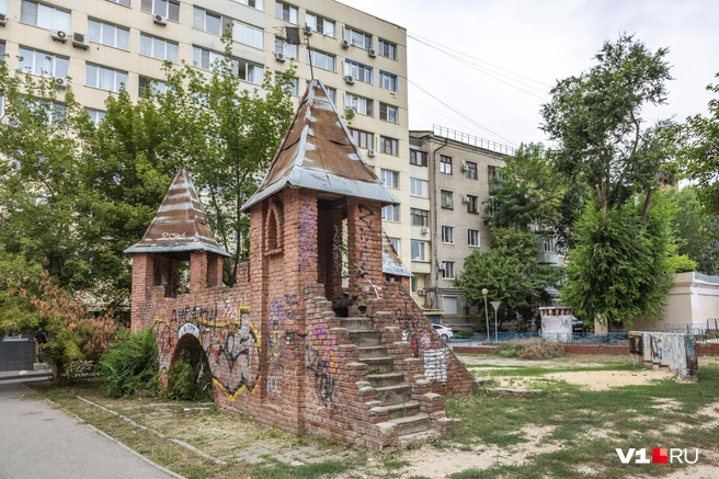Таким он был в прошлом году (слева), а таким стал этой весной (справа) | Источник: Константин Завриков / V1.RU