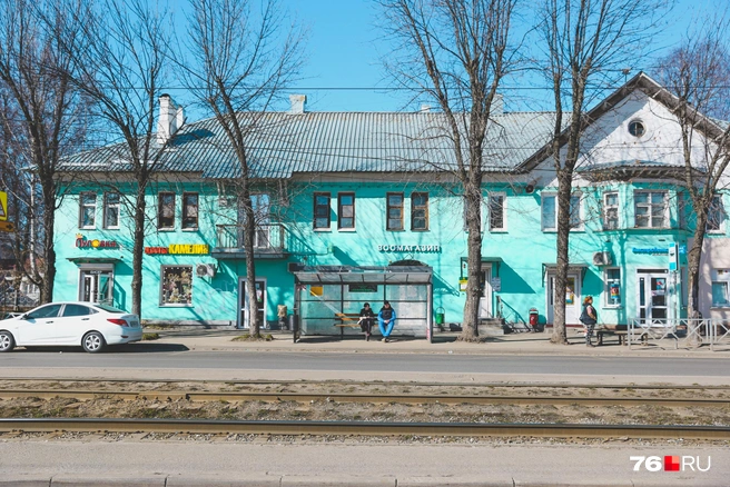 Еще одно яркое (даже очень яркое) здание на улице Чкалова | Источник: Алёна Косточкина