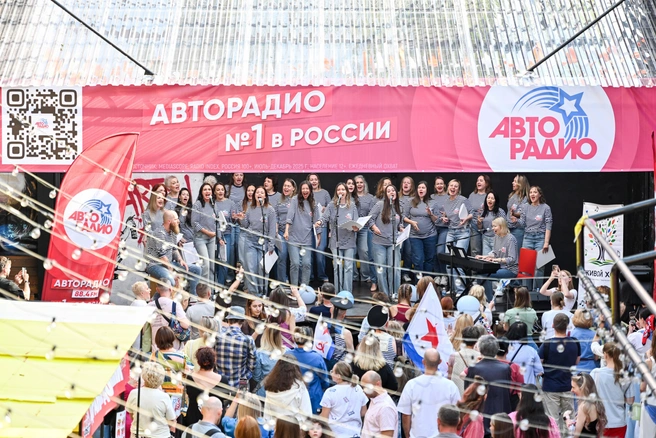 «Город поёт с Авторадио»: хоровой флешмоб объединил петербуржцев в День ВМФ | Источник: Елизаветы Божковой