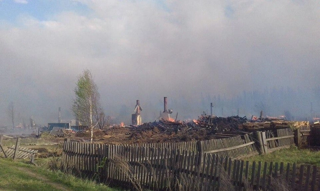 На фото то, что осталось от домов в пос. Стрелка в Лесосибирске