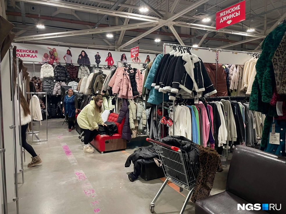 Сотрудники говорят, что ажиотаж в «Пекине» не утихает уже несколько дней | Источник: Алёна Золотухина / NGS.RU 