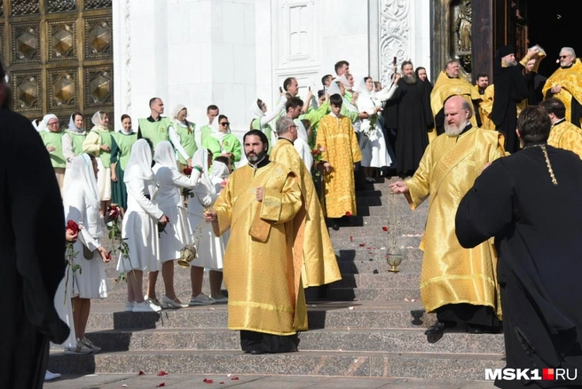Мощи выносят из храма Христа Спасителя | Источник: Дарья Шутова / MSK1.RU