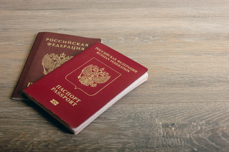 Фото на загранпаспорт нельзя «улучшать» нейросетью, заявили в МВД. Что еще может сорвать поездку? | Источник: Mishutra/Shutterstock/Fotodom.ru