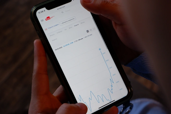 Один из трендов — фальшивые инвестиционные платформы и поддельные видео от известных людей | 142.ru