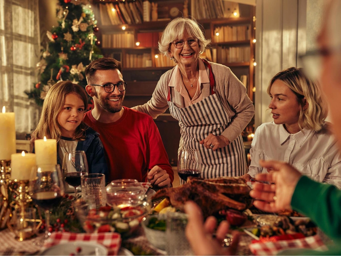 Скрытая угроза: 5 манипуляций, с которыми мы сталкиваемся на семейных праздниках | marieclaire.ru