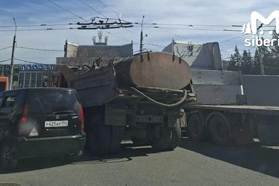 Столкновение двух грузовиков у ДК «Чкалова» в Новосибирске