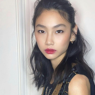 Яркая помада и широкие брови: освежающий легкий макияж на Новый год 2022 от Чон Хо Ён