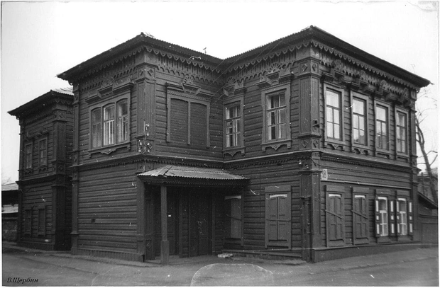 Чуть дальше&nbsp;— еще один доходный дом, который принадлежал известному в Иркутске китаеведу Рассохину. В нем мы тоже были | Источник: Валерий Щербин / Pastvu.com